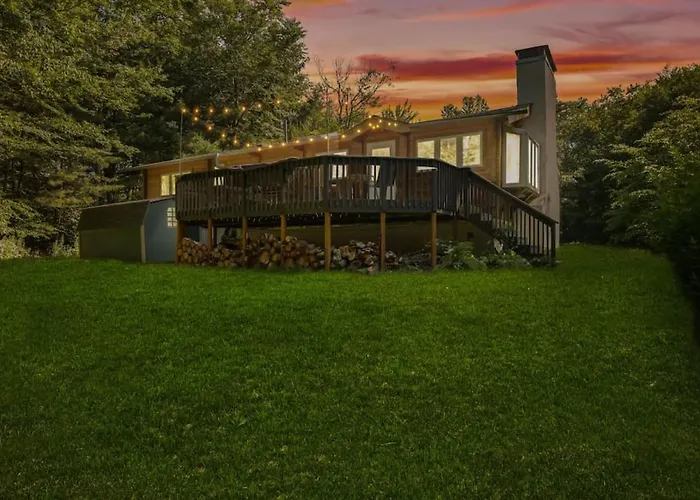 Comfy Log Cabin Family & Pet Kind By State & Waterparks!